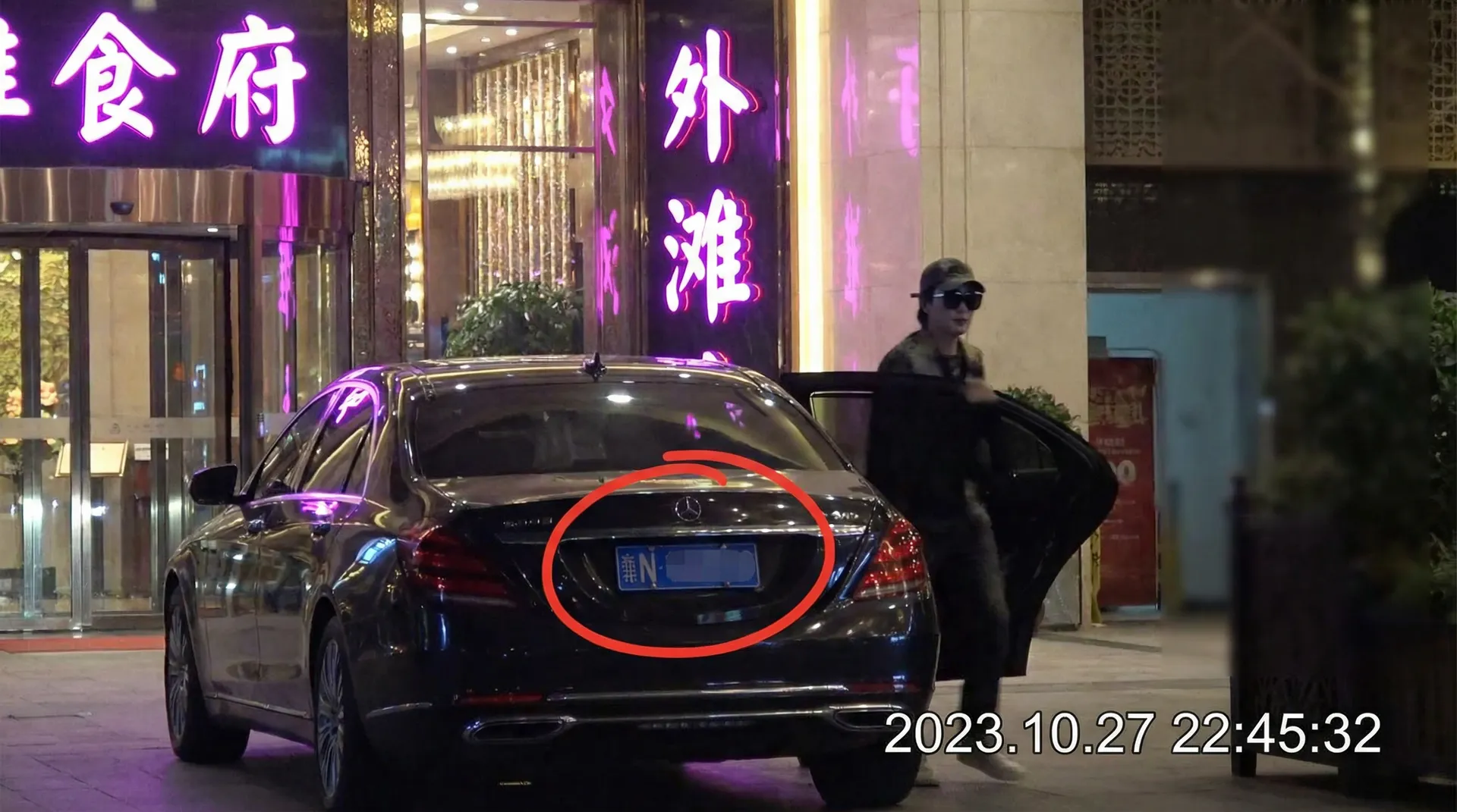 凤凰娱乐网址 - 豪车餐厅外偷拍